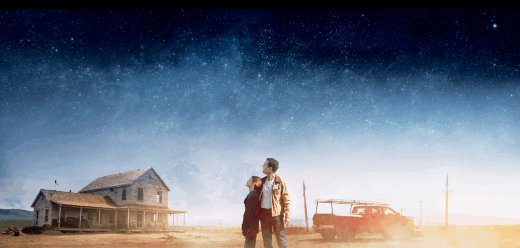 영화 인터스텔라 농장에서 주인광과 딸이 하늘을 올려다보는 장면